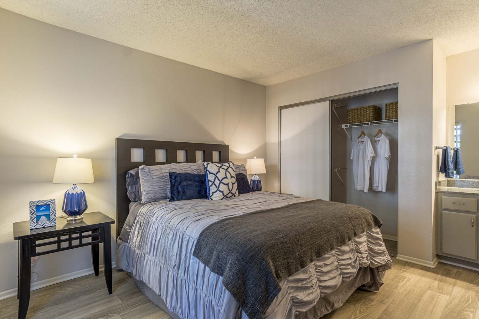 Hensley at Corona Pointe Apartments | Apartments in Corona, CA